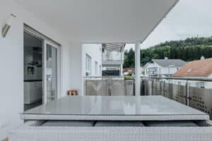 Der wunderschöne Balkon mit gemütlicher Sitzecke bietet...