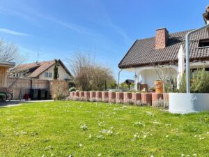 Er bietet genug Platz für ein Gartenhaus- Gemüsegarten- reichlich Spiel- und Arbeitsfläche.