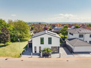 Vorderansicht mit Einfahrt, Garage