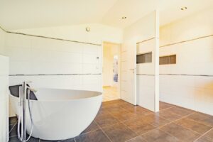 Modernes Badezimmer mit Tageslicht