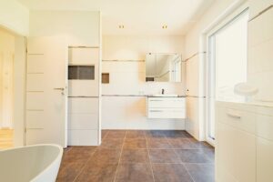 Hauptbad mit Dusche, Wanne und stilvollen Details