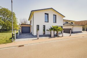 Außenansicht mit Garage