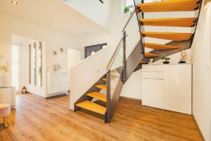Moderne Holztreppe mit edlem Design