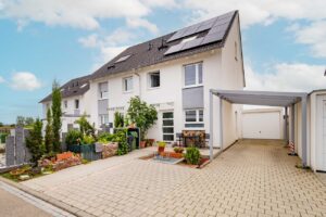 Vorderansicht mit Carport und Garage