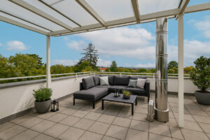 Dachterrasse mit Blick über Freiburg; visualisiert