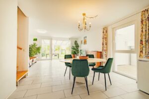 Wohn- und Essbereich mit Gartenzugang