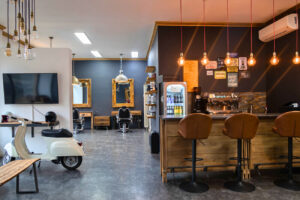 Ansicht Café-Ecke und Friseurstühle