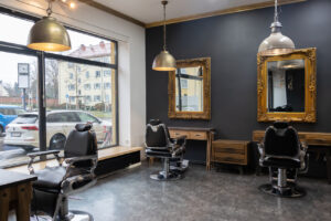 ...und verfügt über neun Friseurstühle.