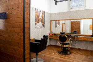 ...mitsamt zwei Friseurstühlen