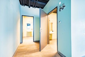 Flur mit Zugang zu separaten WCs