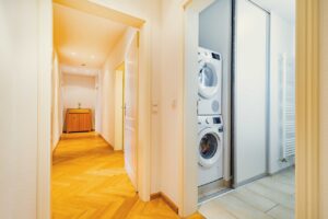 Gästebadezimmer mit Waschmaschine