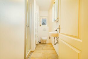 Gästebadezimmer mit Dusche