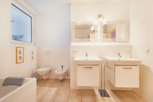 Hauptbadezimmer Doppelwaschbecken, WC & Bidet