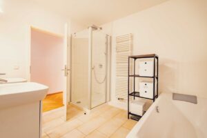 Hauptbadezimmer mit Dusche