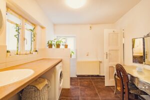 Badezimmer mit Fenster