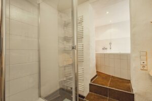 Dusche und Whirlpool