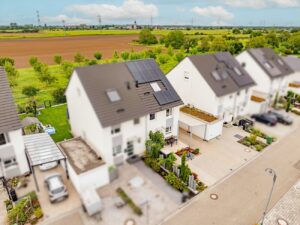 Doppelhaushälfte mit Blick auf die Felder