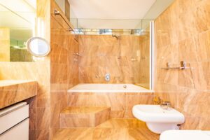 Hauptbadezimmer DG