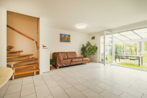 Wohnbereich mit Fensterfront