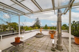Dachterrasse mit Blick über Freiburg