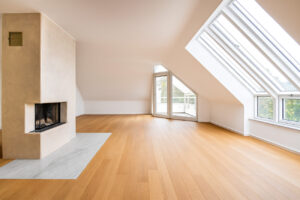 Wohn- und Essbereich mit Balkonzugang; visualisiert