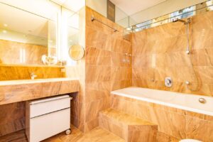 Hauptbadezimmer im DG