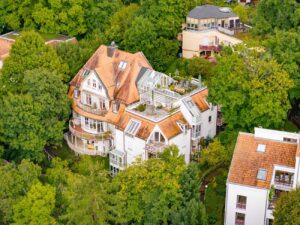 Mehrfamilienhaus eingebettet im Grünen