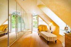 Kinderschlafzimmer/ Büro mit Balkononzugang