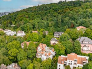 Mehrfamilienhaus an Herderns Berg eingebettet