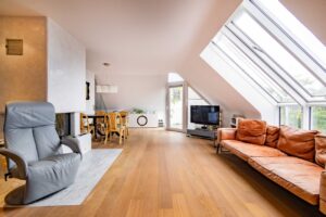 Wohn- und Essbereich mit Balkonzugang