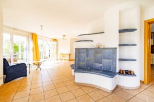 ...angeschlossen an das helle Wohnzimmer...