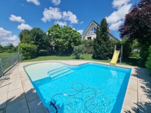 Ein großer offener Garten mit Pool.