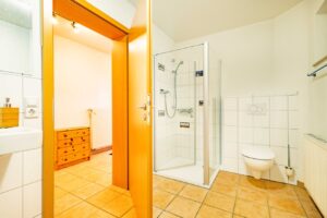 ...und einem eigenem Bad.