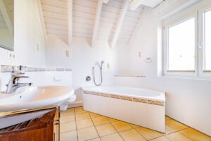 Im lichtdurchfluteten Badezimmer...