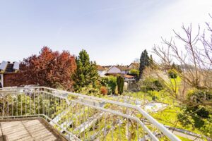 ...gelangen Sie auf den Balkon mit schönem Ausblick.
