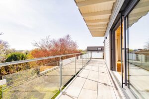 ...geht es auf den Balkon des Anbaus.