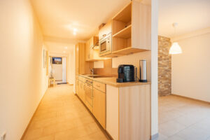 Offener Küchen- und Essbereich   mit Balkonzugang - Virtuelles Homestaging