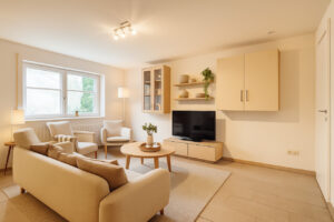 Heller Wohnbereich mit Balkonzugang - Virtuelles Homestaging