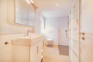 Saniertes Badezimmer mit großem Waschbecken und Handtuchhalter