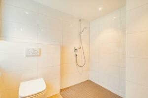 Bodentiefe, sehr große Dusche