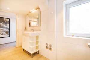 Saniertes Tageslichtbadezimmer