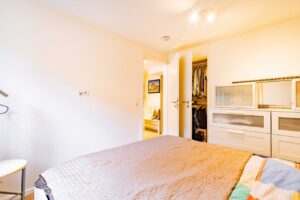 Schlafzimmer mit direktem Ankleideraum