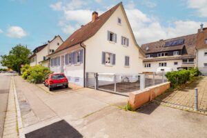 Ansicht Hauptstraße - zurückversetztes Haus