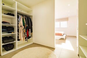 ...begehbarem Kleiderschrank und...