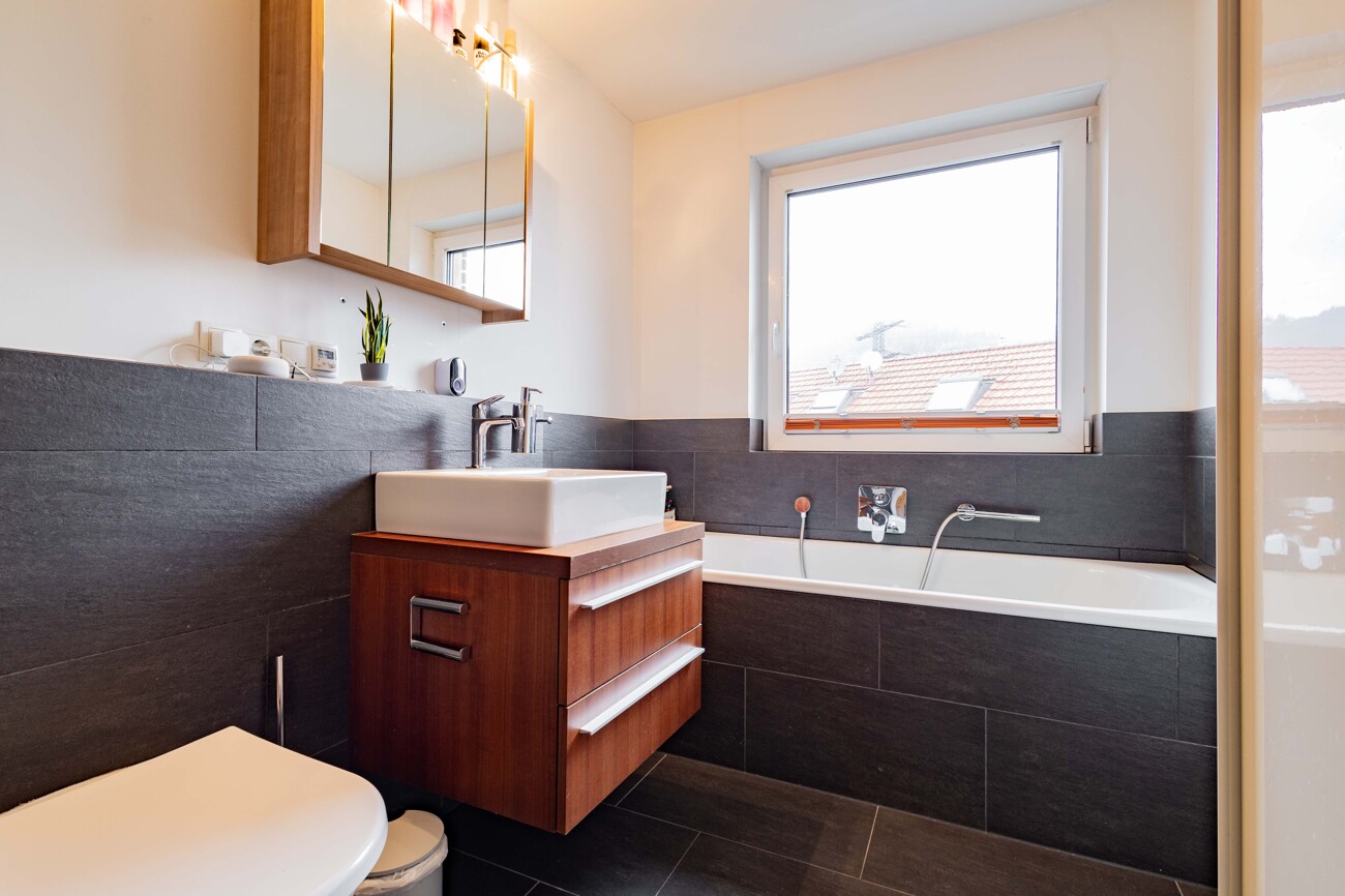 Hauptbadezimmer mit Dusche und Badewanne