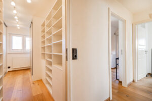 Flur mit Blick ins Ankleidezimmer (visualisiert)