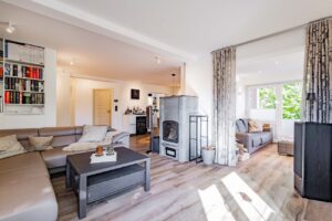 Wohnzimmer mit Blick auf den Kamin