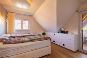 Schlafzimmer mit Balkon